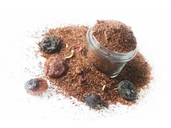 Чайный напиток с клубникой и лепестками роз Чайный напиток с клубникой и лепестками роз